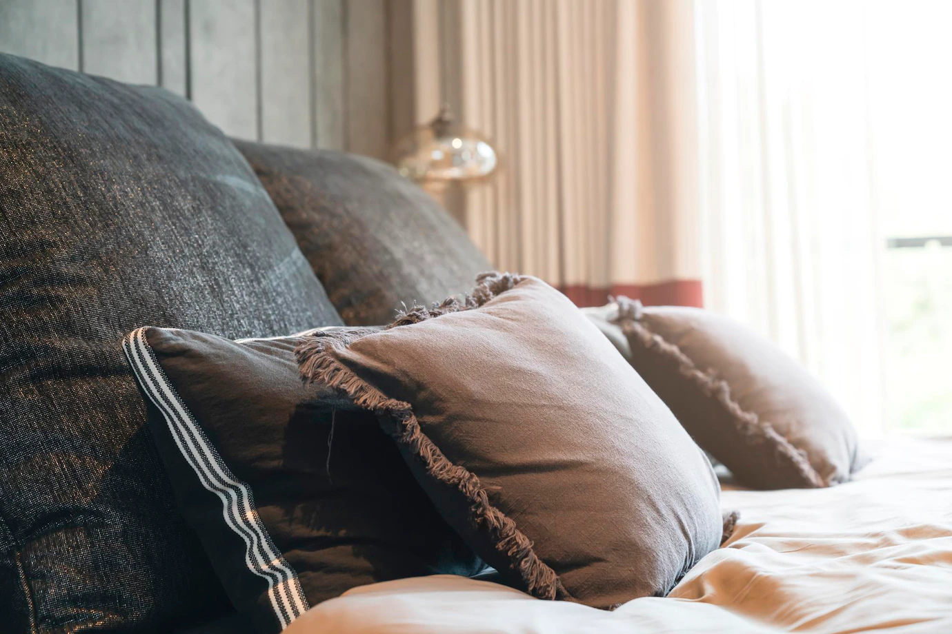 gros-plan-oreillers-moelleux-beiges-blancs-lit-couverture-chambre-concept-design-interieur