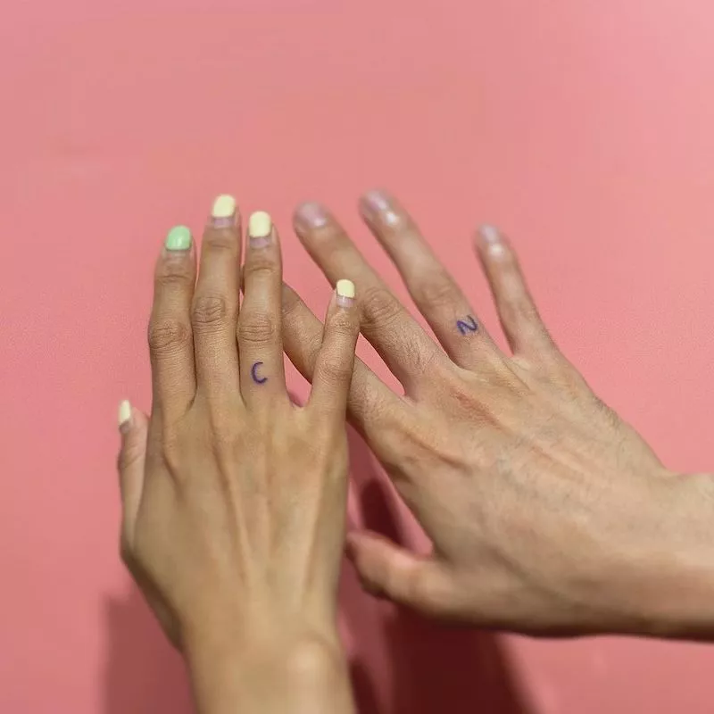 Fingertatueringar för kvinnor tat-too.tv