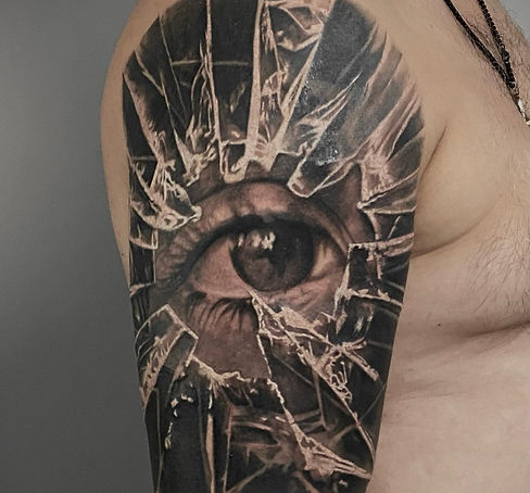 Tatuaj artistic realizat de Schwarz Craiova