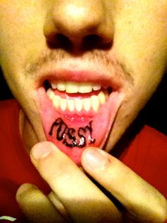 Tatuaj interiorul buzei tat-too.tv