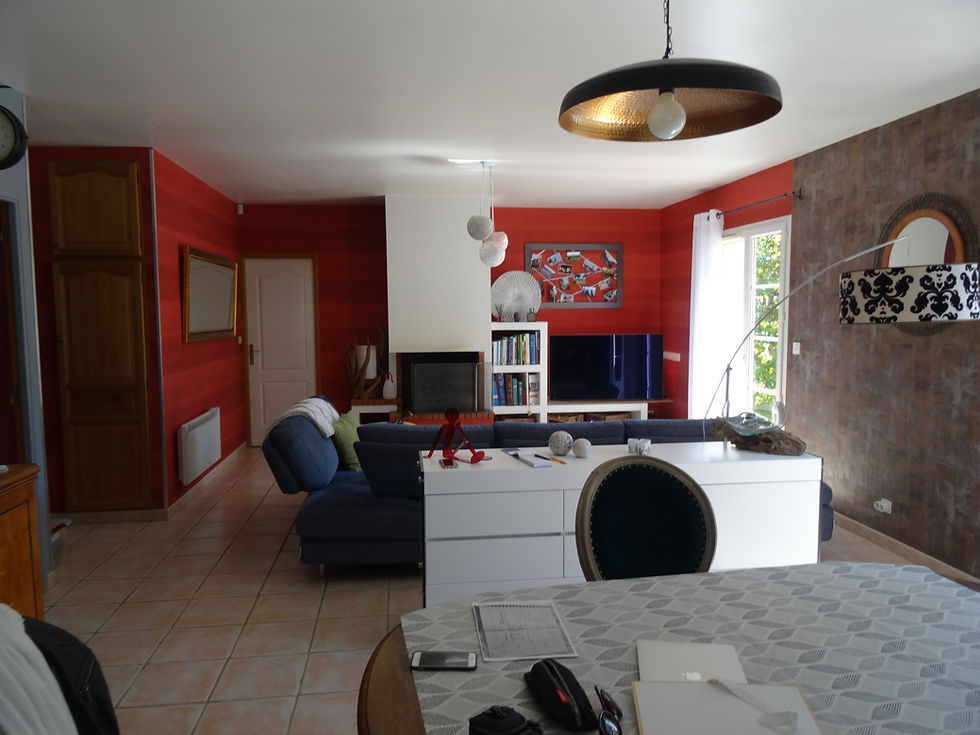 Séjour côté salon : état initial avec au fond la cheminée et meuble TV bâti