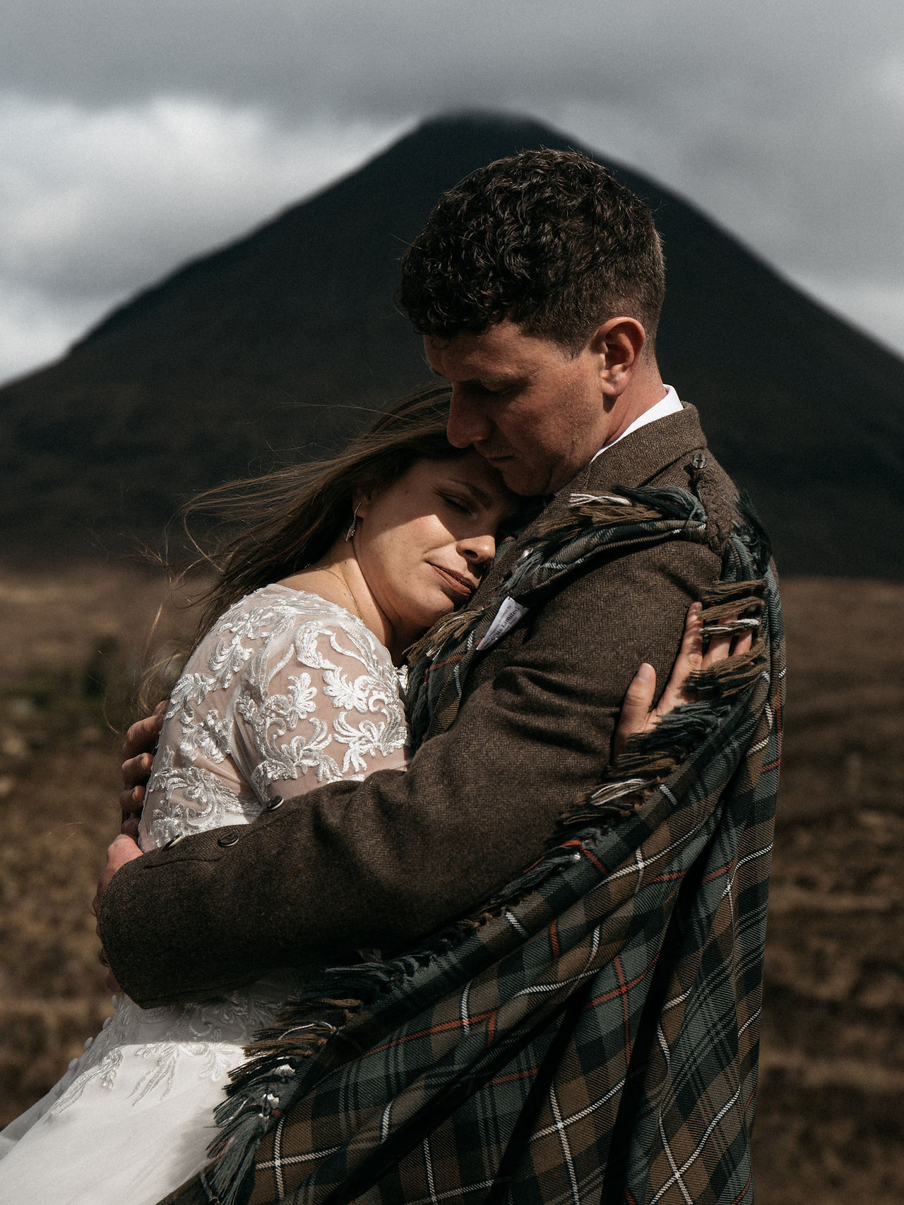 Romantic Skye elopement portraits in changing light