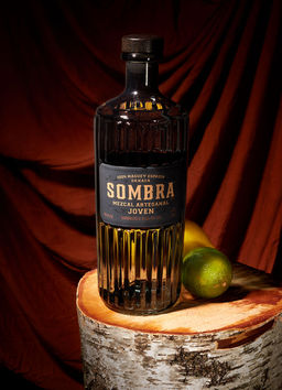 Studio food & product photography : beautiful sauve Sombra mezcal bottle.
Photographie de studio culinaire & de produits : magnifique bouteille sauve de Sombra mezcal.