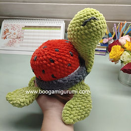 A kis catania fonalból horgolt teki zsenília változata. A háta a minta szerint zseníliából, vagy a nagy földgömb minta catani a fonalból horgolva is tökéletes.
Az eredeti minta szerinti horgolt tekn ős kb tenyérnyi méretű.