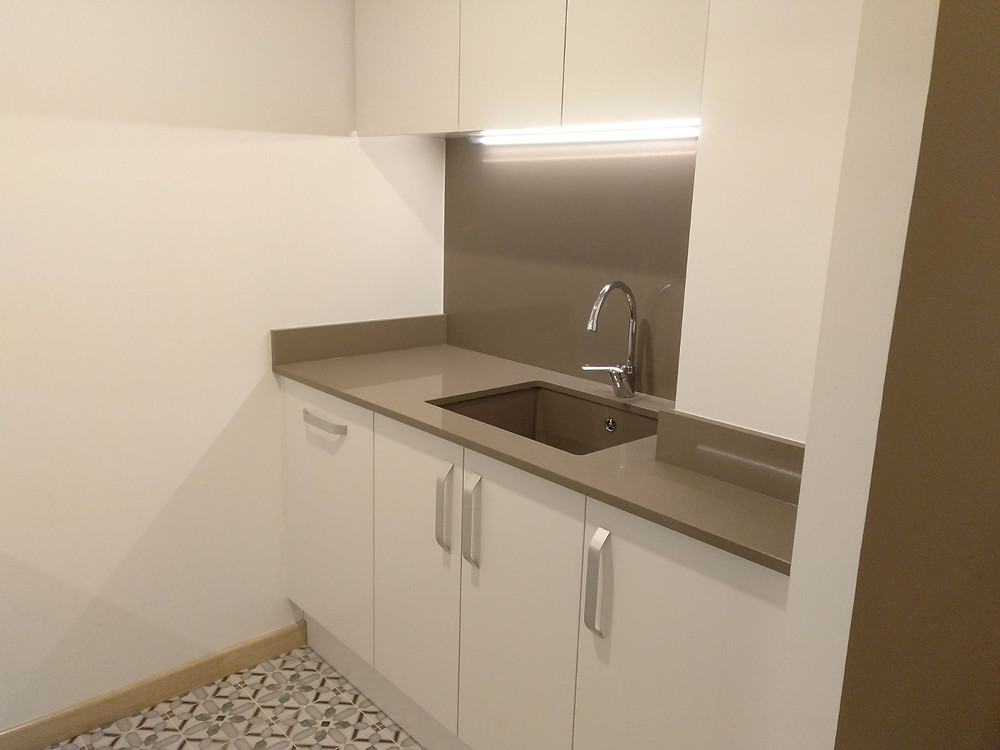 Bancada y frontales enl Silestone Noka.
