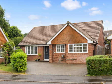 🆕New to the Market ✨Property Spotlight: Modern Elegance Meets Bungalow Charm at Folders Close, Burgess Hill