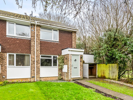 🆕TO LET: A recently redecorated end of terrace house with two double bedrooms, modern bathroom, rear garden and a useful lean-to with lighting and electrics, ideal for home gym or storage...