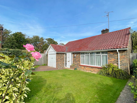 🆕TO LET: A spacious two bedroom detached bungalow with off road parking, garage, good size rear garden and located within 500 metres of schools, shops and mainline station. Available ...