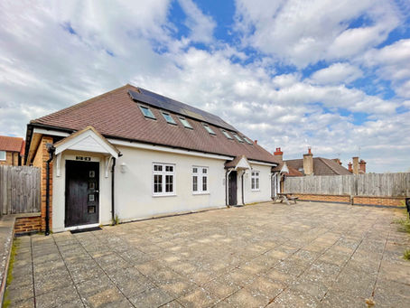 🆕To Let ✨A luxury one bedroom apartment being only 100 yards from a mainline railway station. The apartment benefits from an open plan kitchen with living/dining area, ...