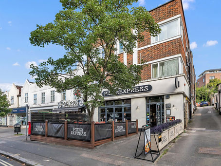 🆕TO LET: Situated on the first floor of a charming Art Deco building in the heart of Haywards Heath, this generously proportioned two-bedroom flat ...