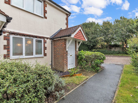 🆕New to the Market✨A purpose built one bedroom ground floor flat with its own entrance and located within a small development in private ...
