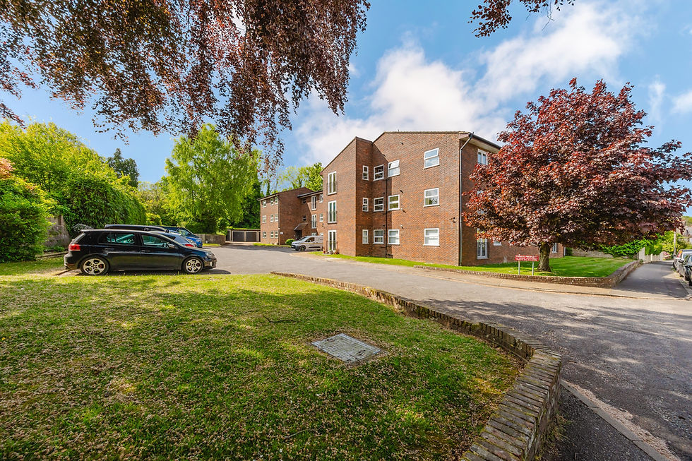🆕New Listing✨ Convenience and Style at Crown Point House: A Bright Two-Bedroom Flat in Hassocks..
