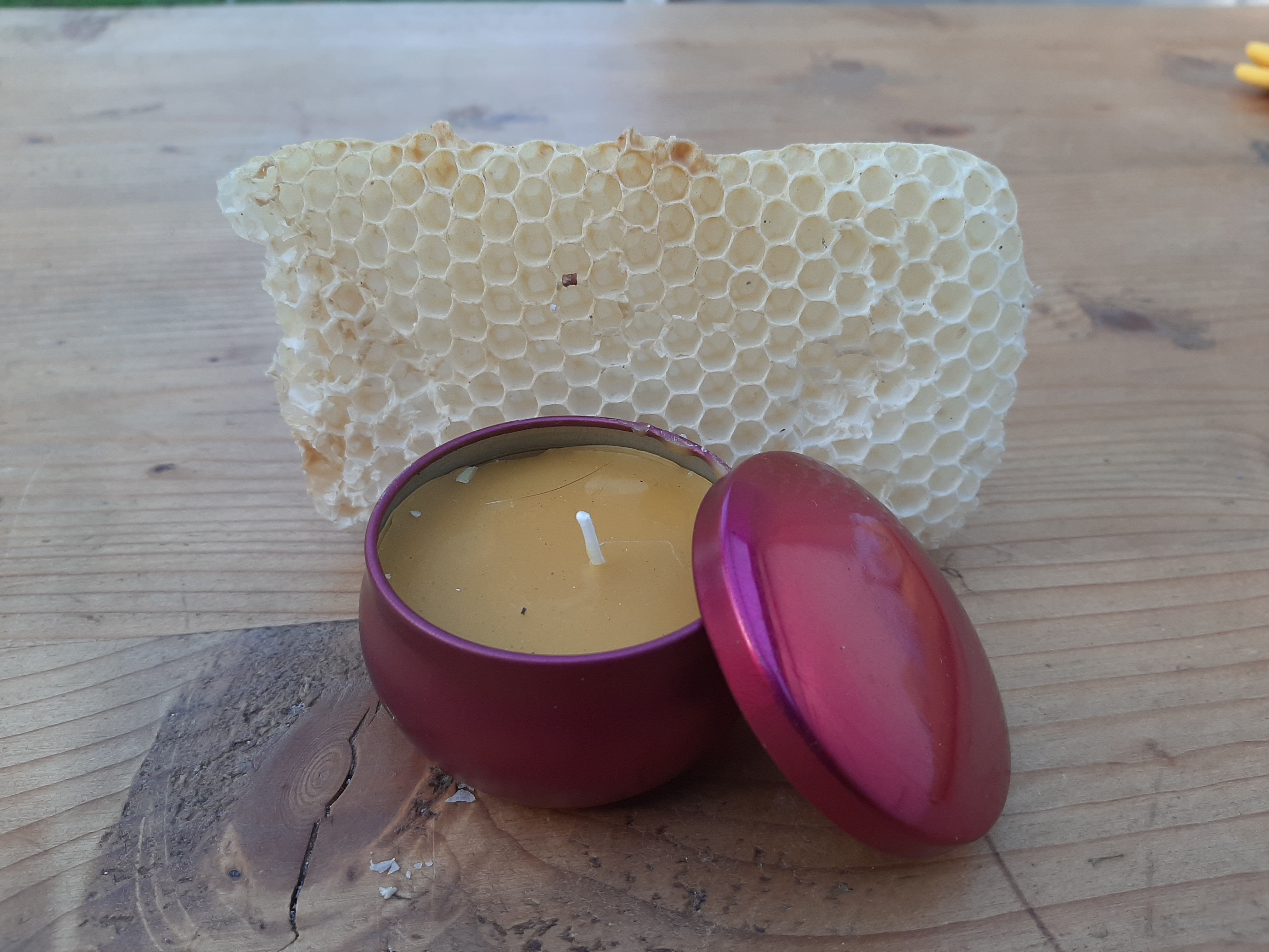 Kaarsje in blikje van bijenwas