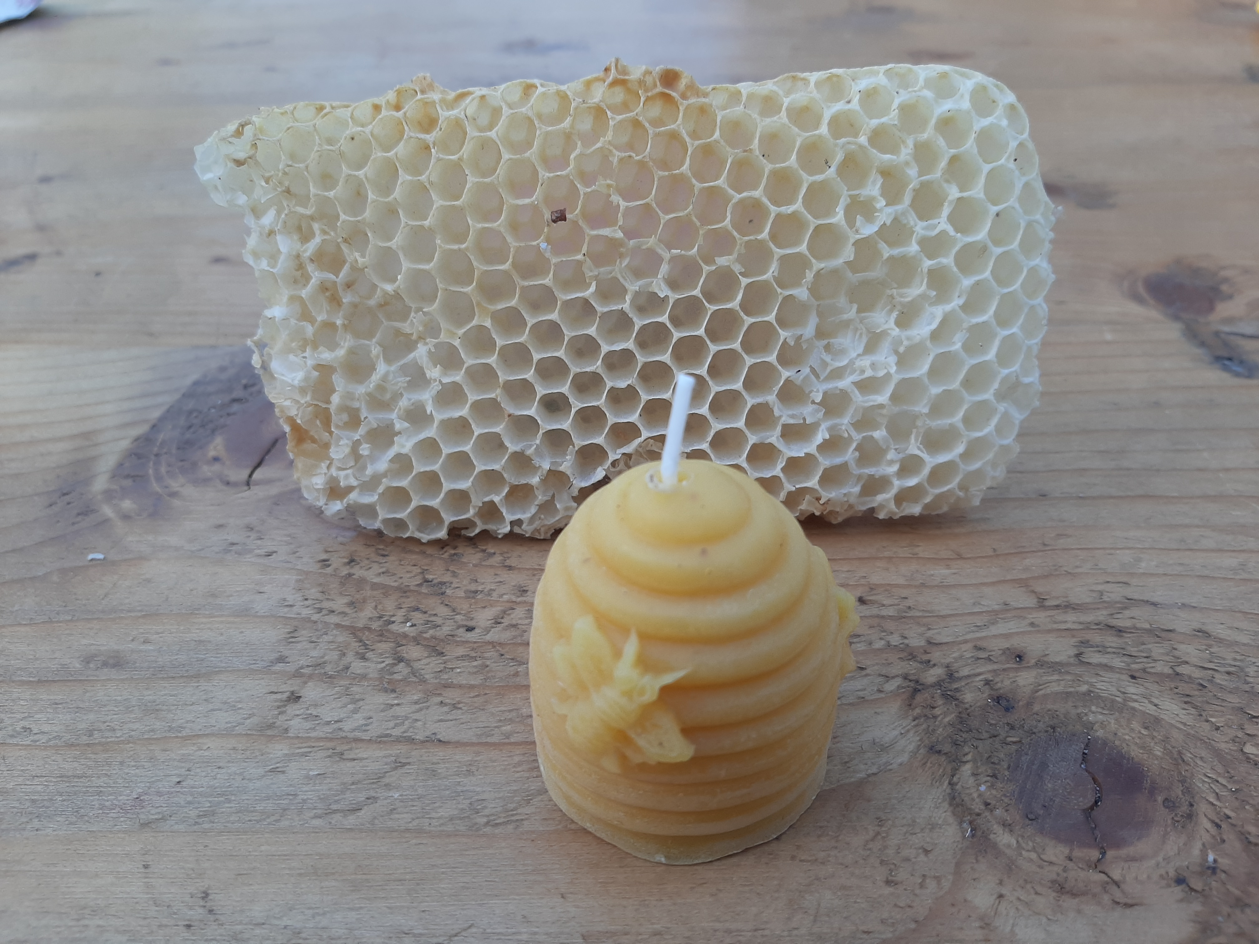 Kaarsje (Bijenkorf) van bijenwas