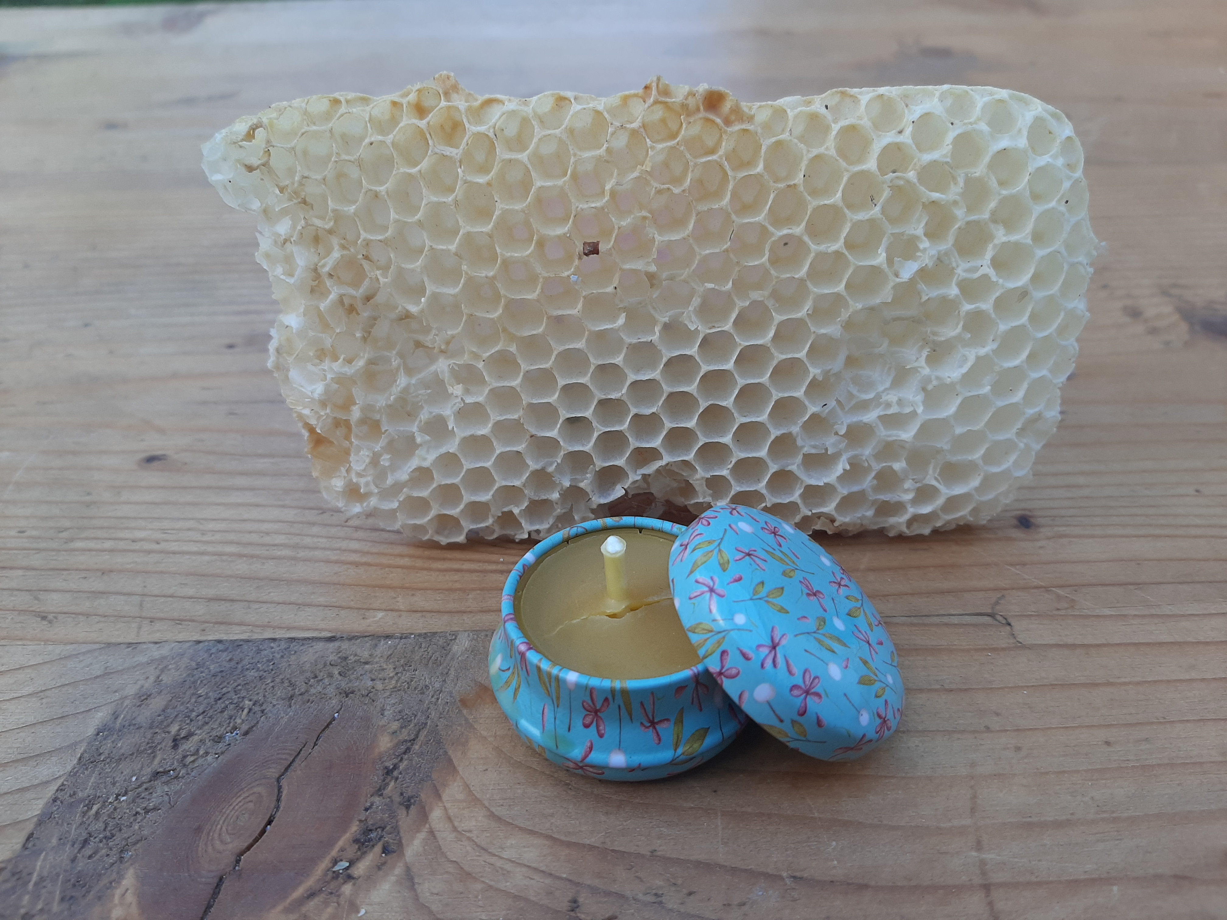 Kaarsje in blikje van bijenwas