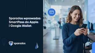 Sparados wprowadza SmartPass do Apple Wallet i Google Wallet – kobieta w sklepie sprawdza powiadomienie z passa w smartfonie