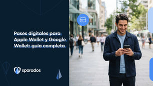 Hombre sonriente con el móvil en una calle de la ciudad junto al título Pases digitales para Apple Wallet y Google Wallet: guía completa sobre un panel azul oscuro de Sparados