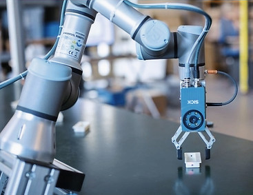 medium_universal_robots_et_sick_mettent_