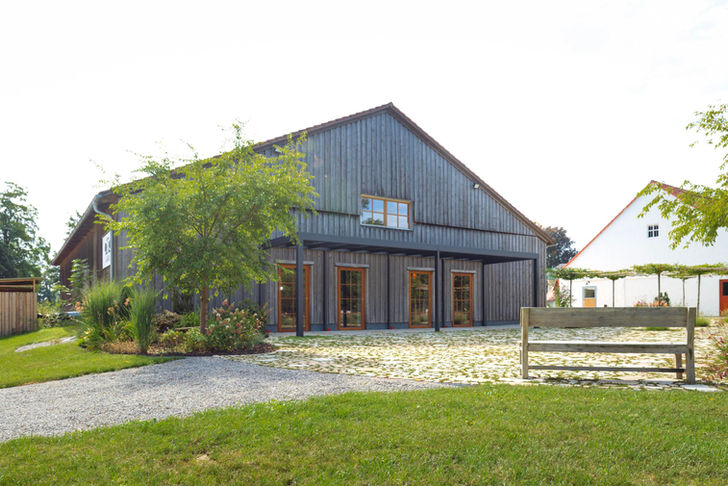 Der Außenbereich ist ein gepflasterter Bereich hinter der Kartoffelhalle umringt von gepflegten Grünanlagen.