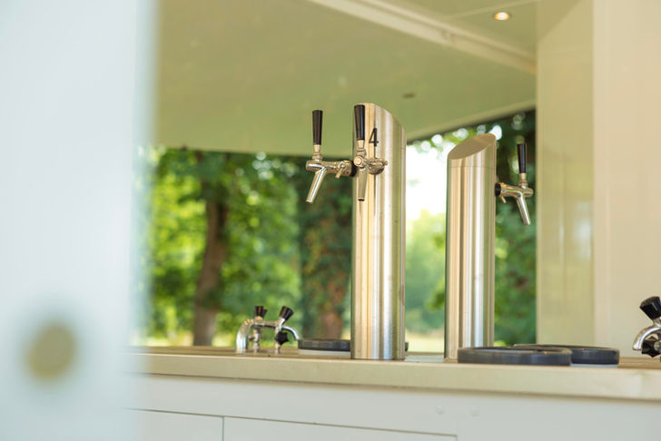 Nahaufnahme des Zapfhahns des Ausschankwagens.