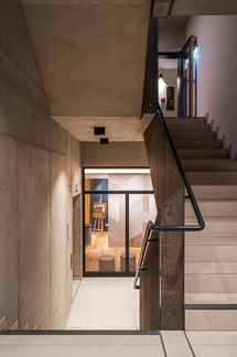 Moderne Betontreppe, die zur Lobby führt. 