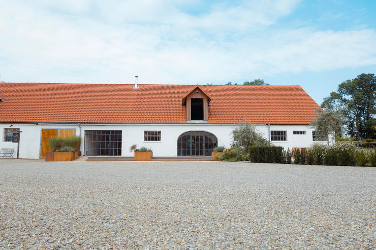 Weißes Gebäude mit rotem Dach, das Gewölbe, blauer Himmel im