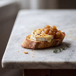 Gratinert chèvre på toast med eplekompott