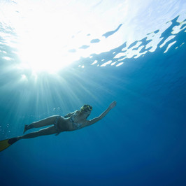femme Snorkling