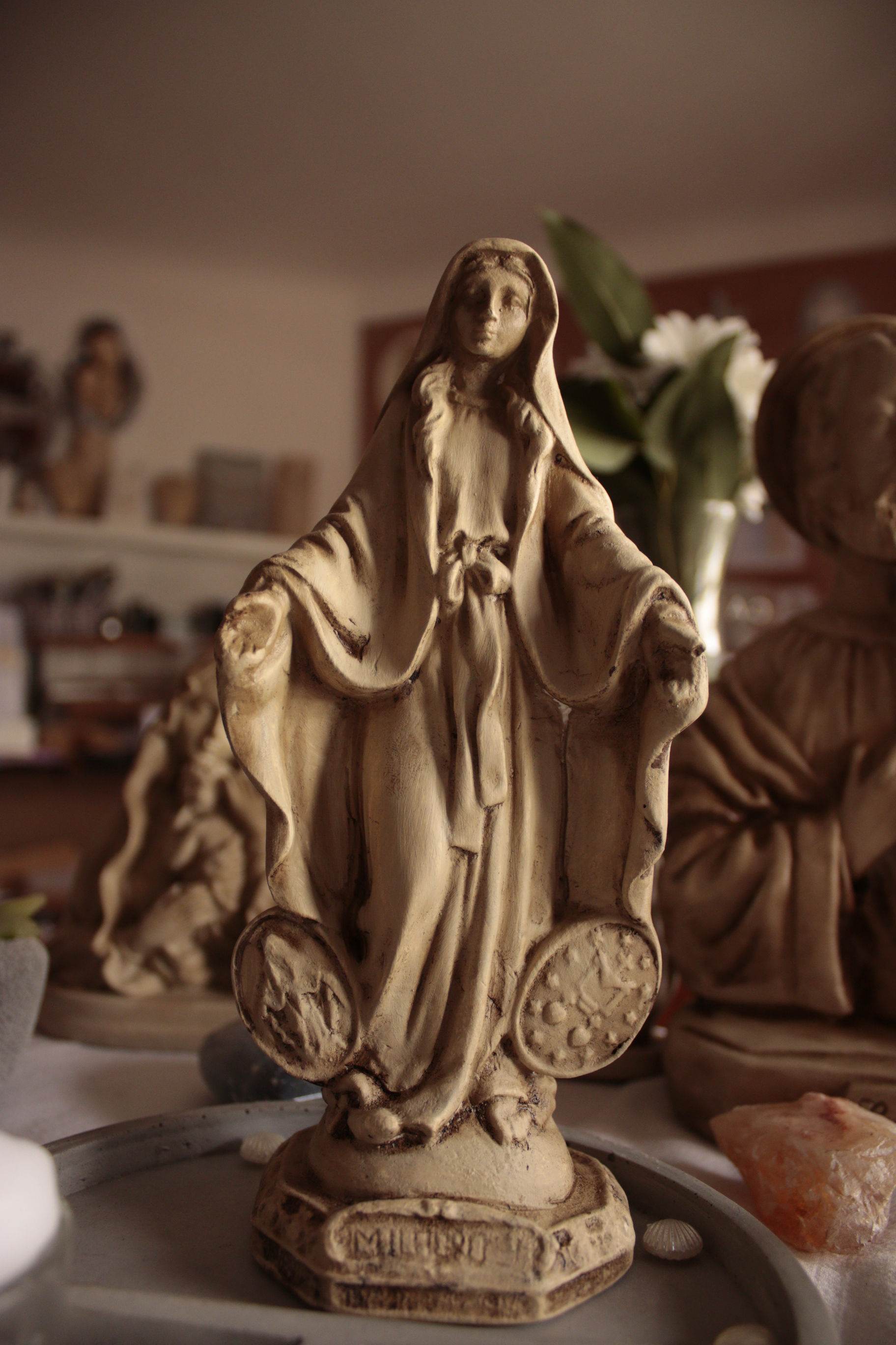 Milagrosa en yeso patinada