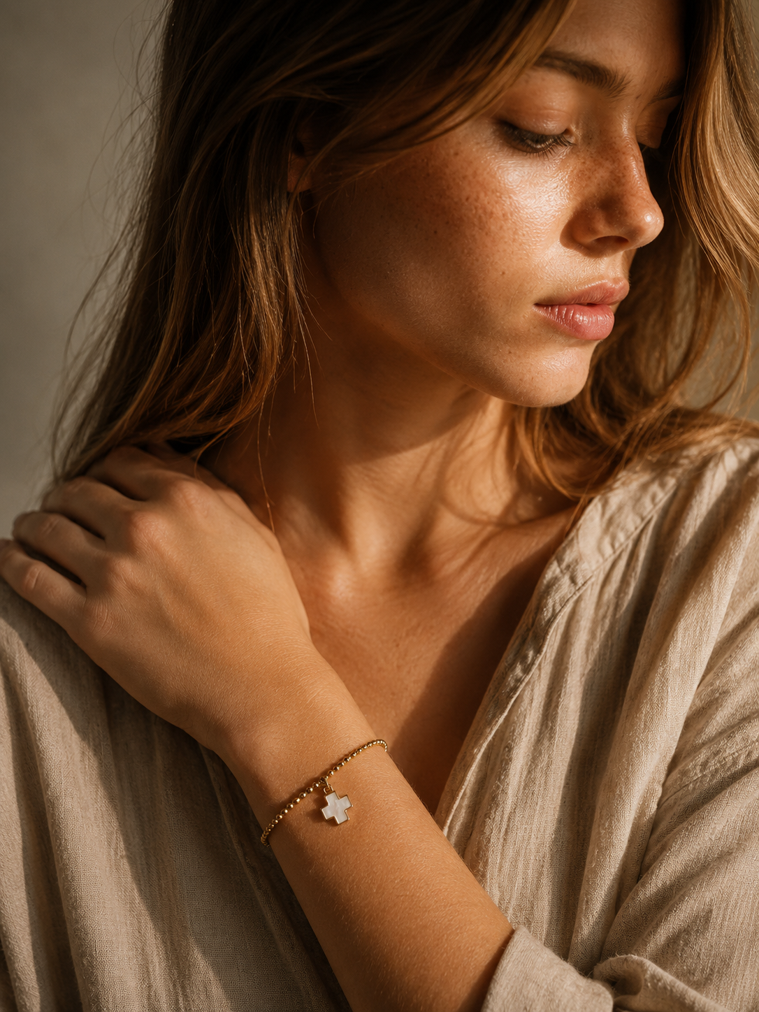 Pulsera Goldfilled cruz nacar