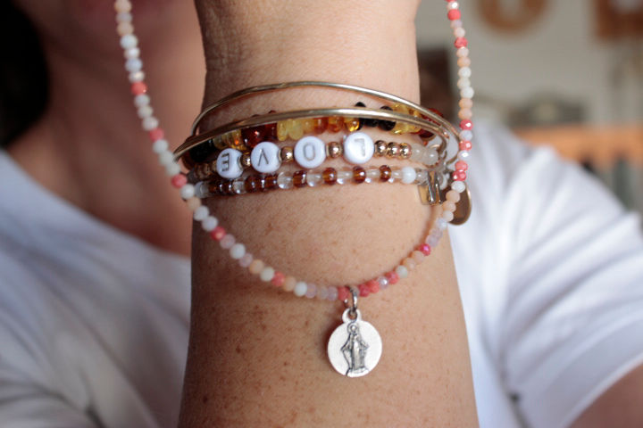 Thumbnail: Collar mini cristales colores y Milagrosa 