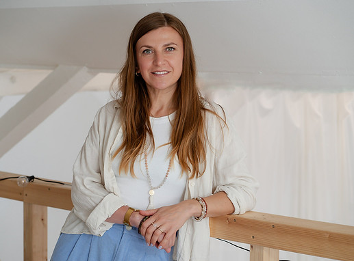 043_Julia_UEmpowerment_Portraitshooting_Businessfotografie_5nmasked.jpg