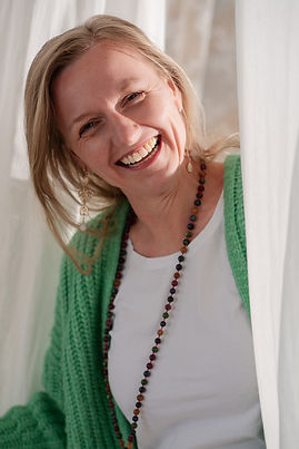 Frau beim Empowerment Fotoshooting in Köln – authentisches Portrait von Portraitfotografin Maria Holzweissig