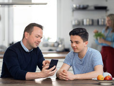 “Padres vs. Celulares: ¿Firmar un contrato y monitorear legalmente? Sí, y así se hace”