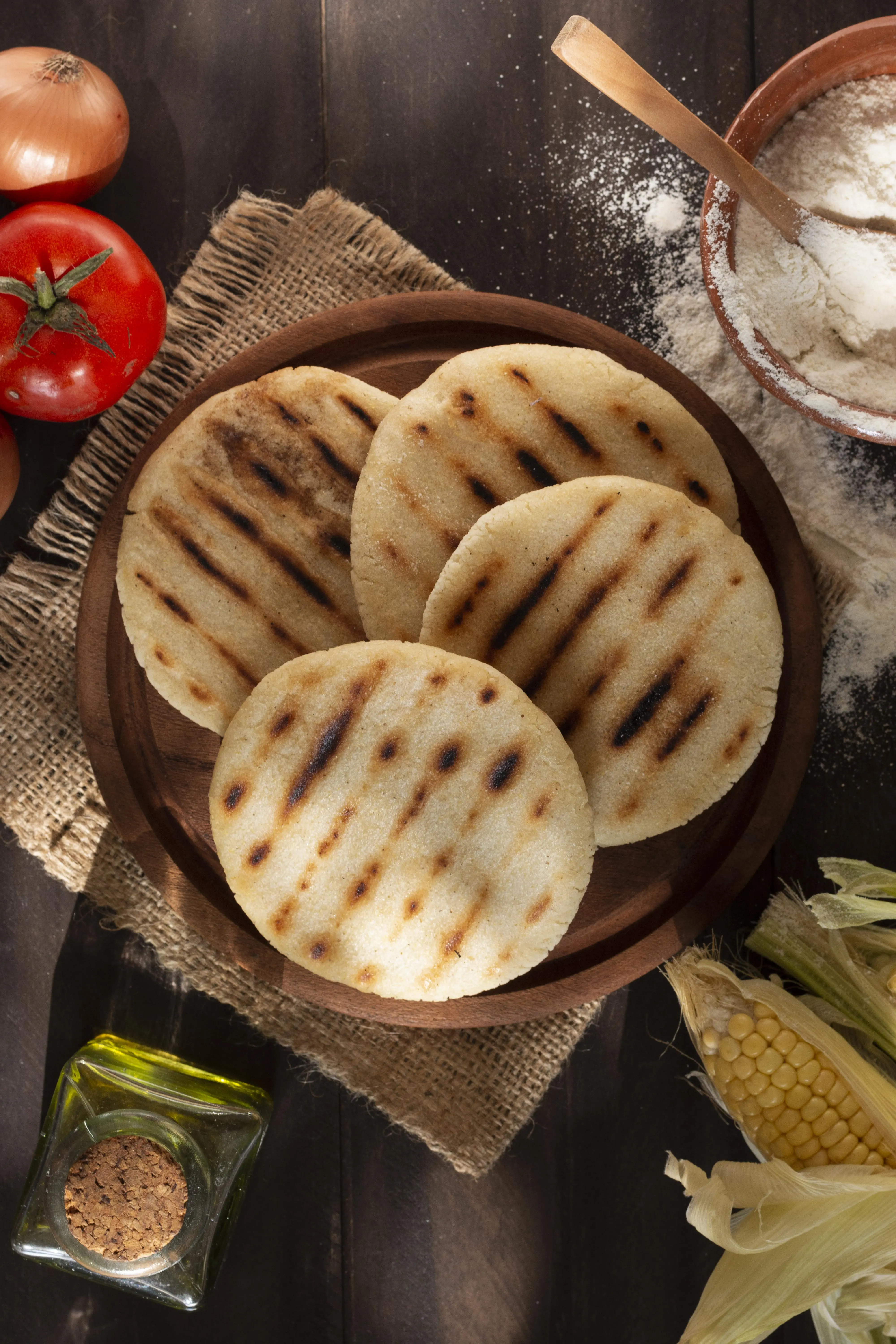 Prueba la auténtica arepa colombiana, hecha a mano con los mejores ingredientes