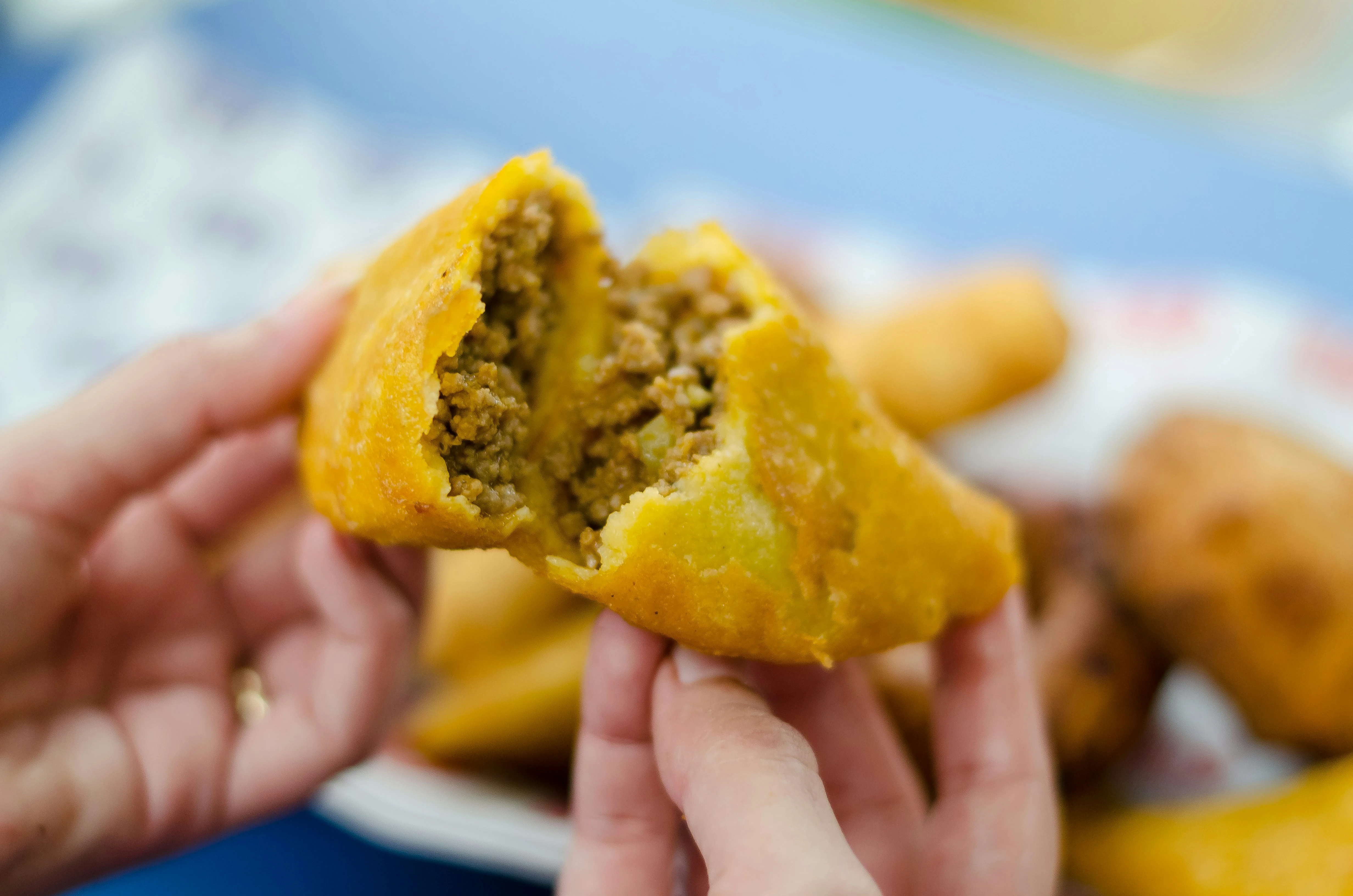 Descubre las auténticas empanadas colombianas, crujientes por fuera y llenas de sabor por dentro