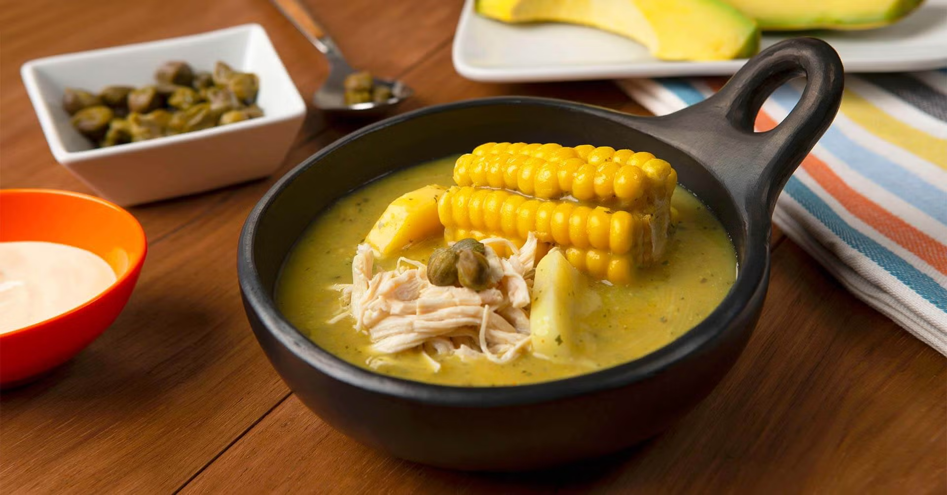 Descubre el tradicional ajiaco santafereño, hecho con pollo, papas y el toque especial de guascas