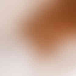 duas pulseiras douradas com pérolas