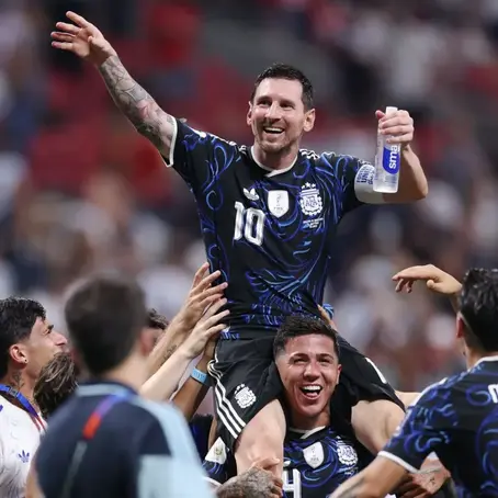Após o vice na Copa de 2026, Messi inicia a busca pelos mil gols. Entenda por que essa marca vai além da estatística.