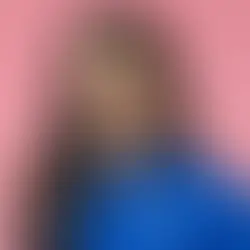 A estreia de Renata Silveira como primeira mulher da Globo a narrar uma Copa in loco é mais do que uma mudança de escalação. É um marco sobre quem conta o futebol  e quem historicamente ficou de fora dessa história.