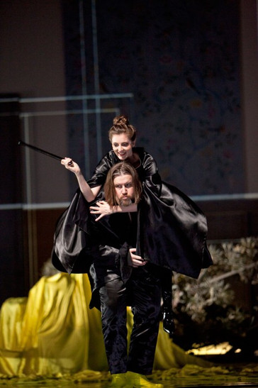 Opera News praises Noel Bouley for his "resonant" Don Alfonso in Deutsche Oper Berlin &quo