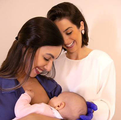 Consultora de amamentação em São Paulo, com uma mãe e seu bebÊ