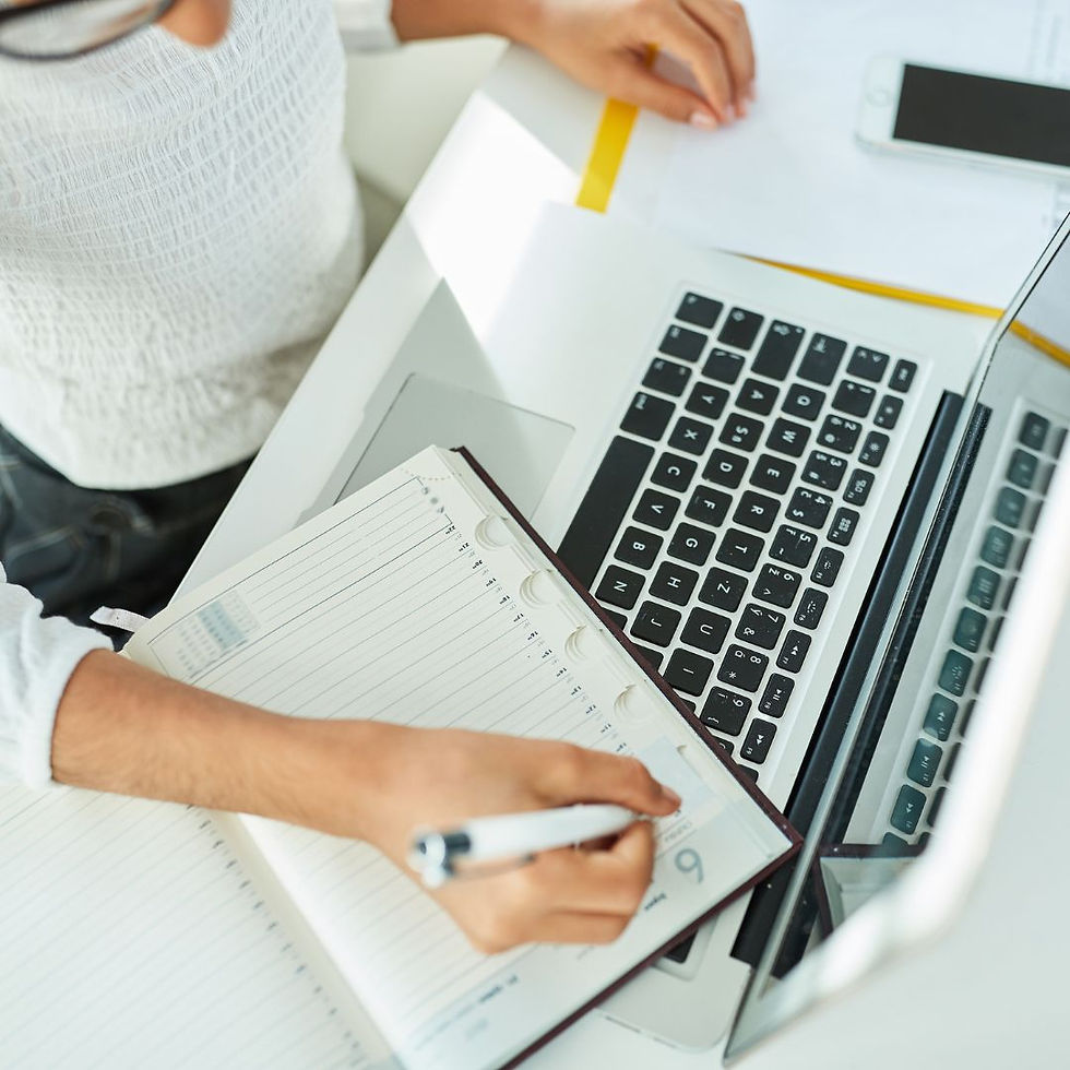 Pessoa planejando conteúdo para rede social de médico