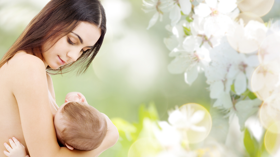 Mãe de primeira viagem com bebê no colo amamentando.