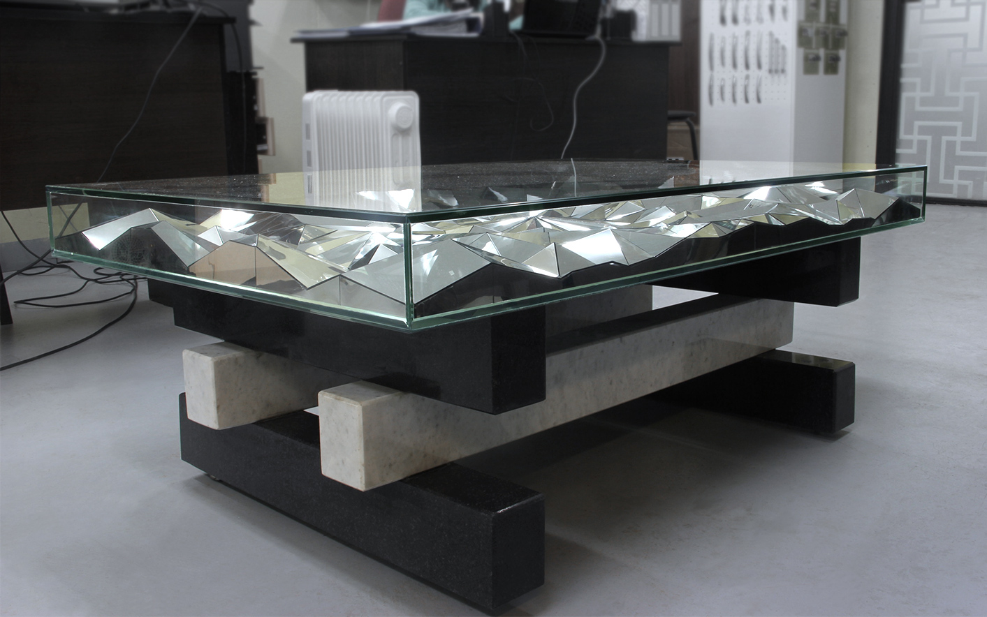 Столик, вдохновленный гигантским крабом-коллекционером драгоценностей