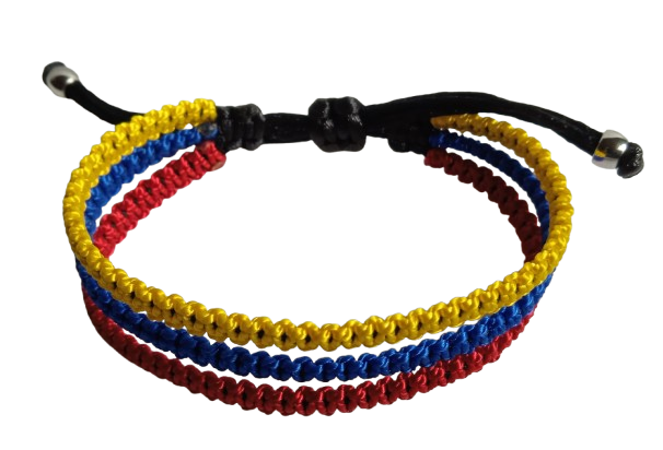 Luce con orgullo el espíritu colombiano con esta hermosa manilla tricolor, inspirada en la bandera de Colombia.