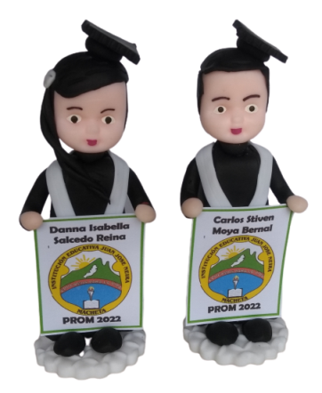 recordatorios de grado elaborados en porcelanicrón TOGA BIRRETE DIPLOMA