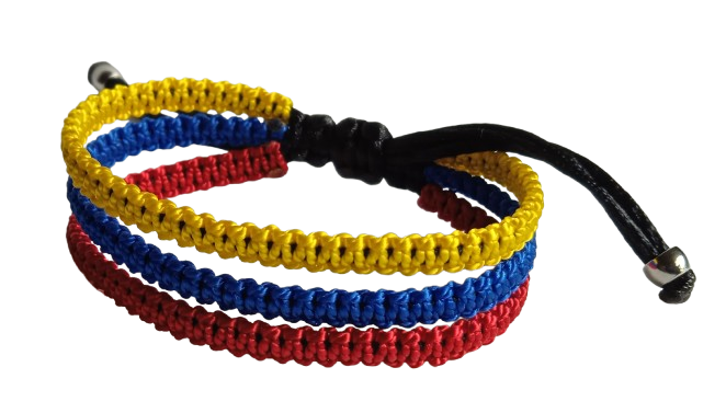 Luce con orgullo el espíritu colombiano con esta hermosa manilla tricolor, inspirada en la bandera de Colombia.