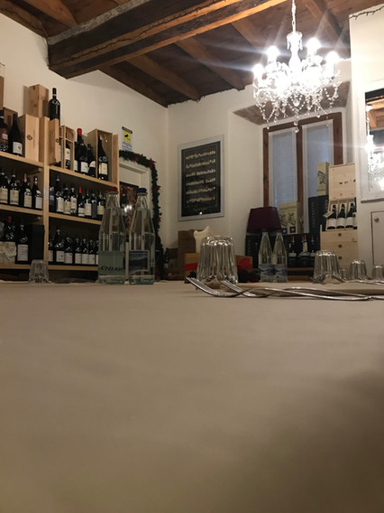 vista dello scaffale dei rossi dal tavolo