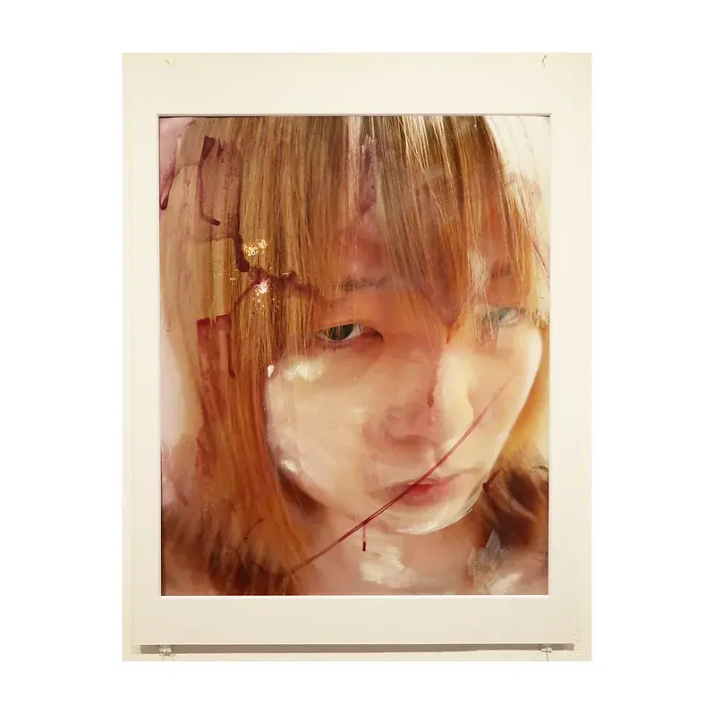 菊村詩織《私の皮 Ⅰ》
2021
558×455mm
銀塩プリント、アクリル絵具、土埃、雨